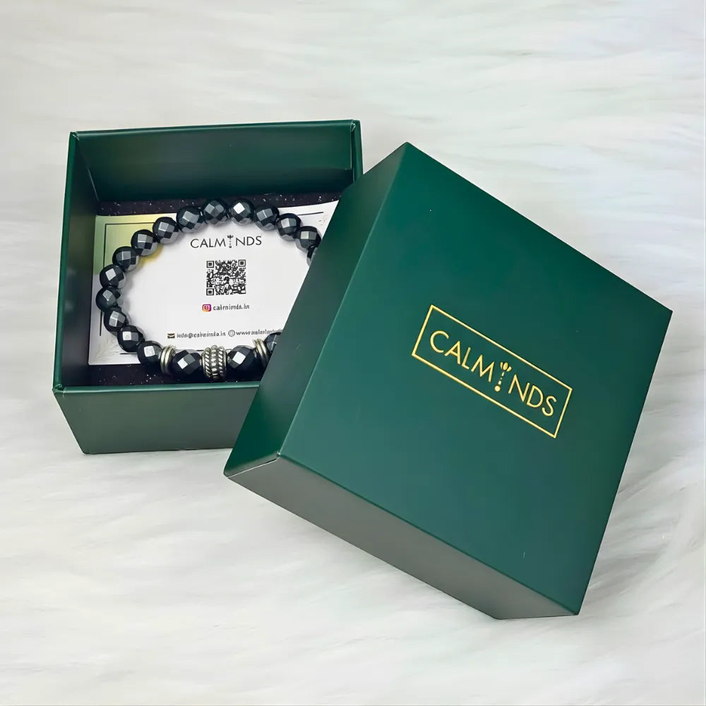 Green box with a black beaded bracelet and 'CALMINDS' branding on a white background