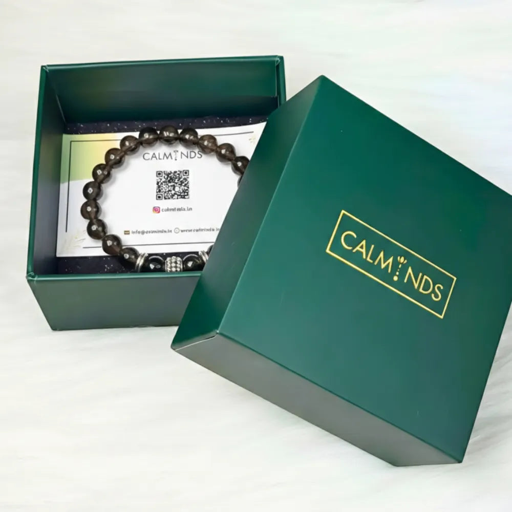 Green box with a bracelet and card inside, branded 'CALMINDS'.