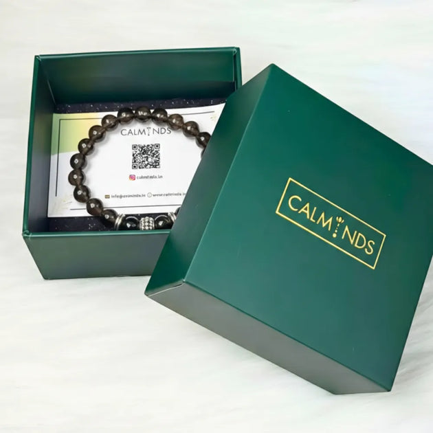 Green box with a bracelet and card inside, branded 'CALMINDS'.